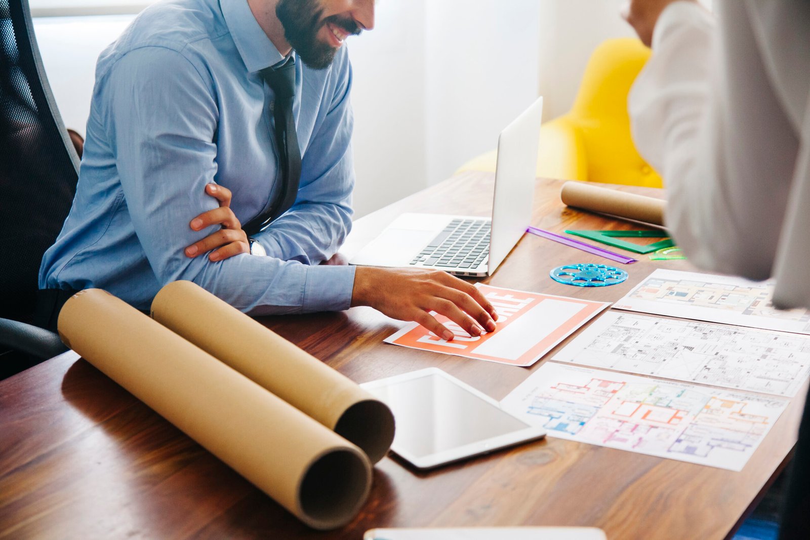 businessman-working-desk